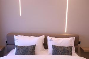 Rúm í herbergi á Dallga Suites