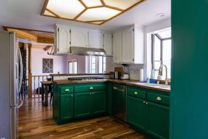 una cucina con mobili verdi e un'isola verde di Apres-Ski Chalet Mt High Wrightwood Ski Resort a Wrightwood Altre 33 foto