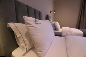 Rúm í herbergi á Dallga Suites