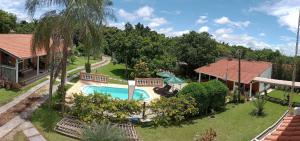 an aerial view of a yard with a swimming pool at Pousada Chácara VIVALLI in Holambra