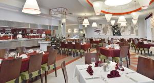 A restaurant or other place to eat at Sol Nessebar Palace All Inclusive