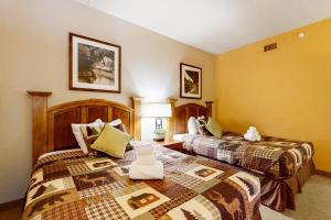 two beds in a room with yellow walls at Chula Vista Condo 2632 in Wisconsin Dells