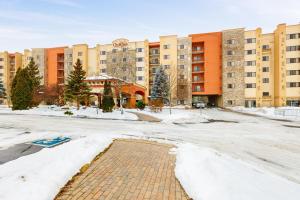 an empty street in front of a large building at Chula Vista Condo 2632 in Wisconsin Dells