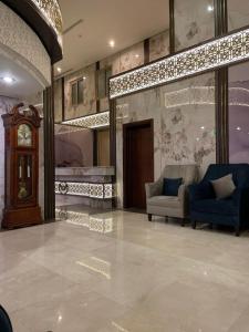 فندق لؤلؤة الصفا في Ajyad: لوبي وساعة جده وكرسيين