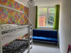 1 dormitorio con litera y pared colorida en Family friendly flat, Perfect for a Dorset escape, en Bournemouth