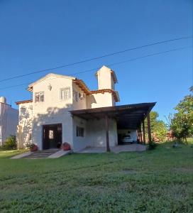 een groot wit huis met een grote tuin bij Hostería La casa Bonita in Corrientes