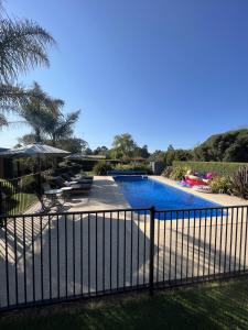 una valla alrededor de una piscina en un patio en Alexandra Motor Inn - Victoria Aus, en Alexandra