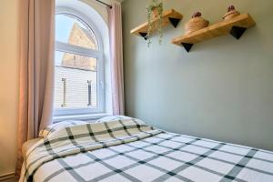 sypialnia z łóżkiem i oknem w obiekcie Maison Croix centre w mieście Croix