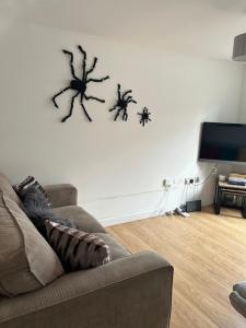 sala de estar con sofá y TV de pantalla plana en Spinners End en Watford