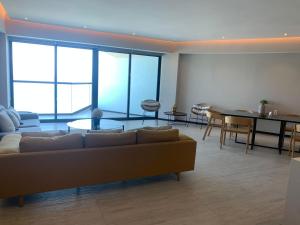 ein Wohnzimmer mit Sofa und Tisch in der Unterkunft Park Life Narval in Bucerías