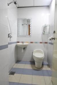 ein Badezimmer mit Toilette und Waschbecken in der Unterkunft Hotel China Town 2 in Kuala Lumpur
