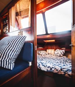 1 dormitorio con cama y ventana en un barco en Alojamiento en Barco Oasis, en Valencia