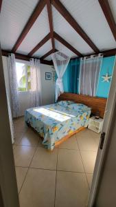 Tempat tidur dalam kamar di Villa MIELéCAJOU, entre mer et montagne