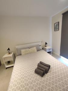 una camera da letto con un grande letto con un ottomano sopra di Luxe High rise Apartment with beautiful views & free parking a Woolwich