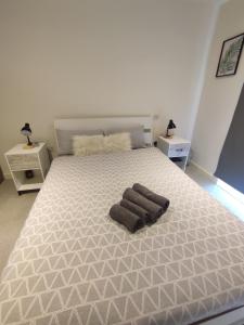 una camera da letto con un grande letto bianco con due comodini di Luxe High rise Apartment with beautiful views & free parking a Woolwich