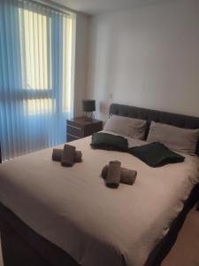 מיטה או מיטות בחדר ב-Luxe High rise Apartment with beautiful views & free parking
