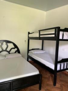 Habitación con 2 literas en una habitación en EL RANCHO DE NUMA, en Arboletes