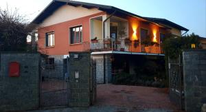 una casa con una puerta y una valla en Il Nido Segreto b&b-Villa Varinelli, en Varano Borghi