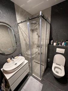 Ένα μπάνιο στο Skyridge Apartment