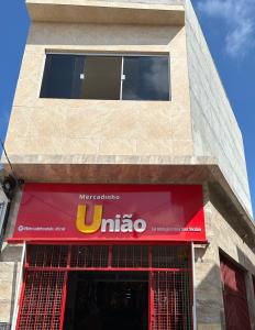 un edificio con un cartello umeta sulla parte anteriore di Casa união a Olinda