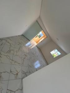 a room with a marble floor and a ceiling at Casa união in Olinda