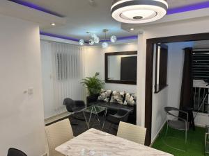 TV a/nebo společenská místnost v ubytování Moderno Penthouse