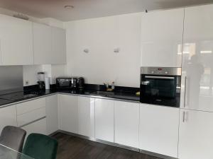 Una cocina o kitchenette en Luxe High rise Apartment with beautiful views & free parking