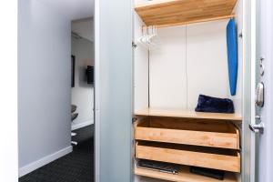 un armario con armarios blancos y un dispositivo azul en Cozy Newbury Street Studio, #5, en Boston