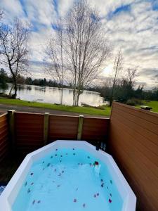 - Balcón con bañera de hidromasaje y vistas al lago en Oak Lodge 7 Hot Tub, en York