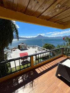 een balkon met uitzicht op de oceaan bij Atitlan Inn in Jucanyá