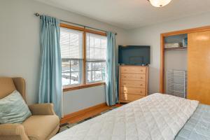 Posteľ alebo postele v izbe v ubytovaní Large Home with Deck and Grill about 9 Mi to Virginia Tech