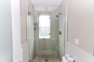 y baño blanco con ducha y aseo. en Furnished Newbury Street Studio, #6 en Boston