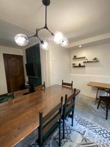 une salle à manger avec une grande table et des chaises en bois dans l'établissement Oasis by Franklin Hotel Boutique, à Fortuna