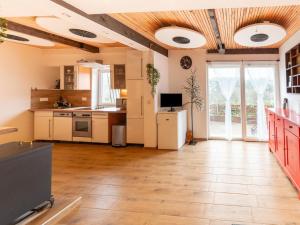 Il comprend une grande cuisine dotée de parquet et d'une grande fenêtre. dans l'établissement Magnificent holiday home for 8 adults in Tilf, à Esneux