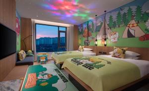 um quarto com duas camas e um mural de uma montanha em Fairfield by Marriott Bijie em Bijie