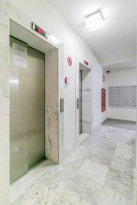an empty hallway with doors in a building at Quarto próximo da Savassi. in Belo Horizonte