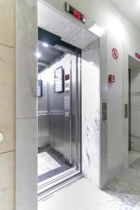 an elevator in a building with its door open at Quarto próximo da Savassi. in Belo Horizonte