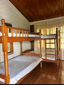 Ginebra的住宿－Casa de la sierra，客房内的两张双层床
