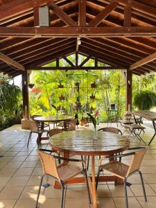 Ginebra的住宿－Casa de la sierra，户外庭院配有桌椅和树木。