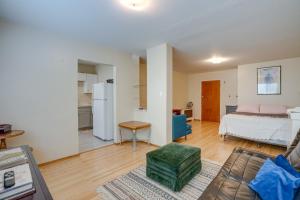 オークランドにあるCozy Oakland Studio Rental, 13 Mi to San Franciscoのベッドとソファのあるリビングルーム