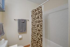 オークランドにあるCozy Oakland Studio Rental, 13 Mi to San Franciscoのシャワーカーテン付きのシャワー付きバスルーム +20枚の写真