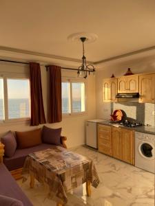 een woonkamer met een bank en een tafel bij Mirleft Seaside Horizon in Mirleft