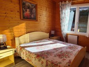 ein Schlafzimmer mit einem Bett in einem Holzzimmer in der Unterkunft Chalet confortable avec cheminée proche de La Bresse-Hohneck, idéal pour famille et amis. - FR-1-589-123 in La Bresse