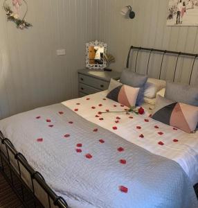 una camera da letto con un letto con rose rosse di Beech Lodge 4 Hot Tub a York