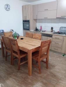 cocina con mesa de madera y sillas en Rooms with a parking space Kijevo, Zagora - 22243, en Kijevo