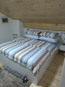 Cama en habitación con techo de madera en Rooms with a parking space Kijevo, Zagora - 22243, en Kijevo