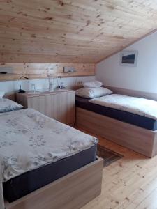 2 camas en una habitación con techos de madera en Rooms with a parking space Kijevo, Zagora - 22243, en Kijevo
