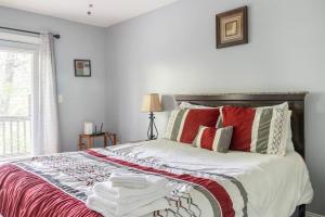 מיטה או מיטות בחדר ב-Private room balcony and bathroom in Charleston