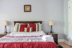 Imagen de la galería de Private room balcony and bathroom in Charleston, en Charleston 23 fotos más