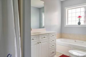 ein weißes Badezimmer mit einem Waschbecken, einer Badewanne und einem WC in der Unterkunft Private room balcony and bathroom in Charleston in Charleston